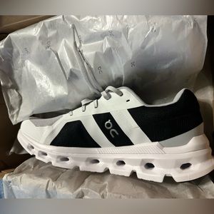 On cloud white & black mens 10.5